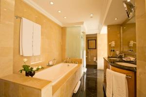 Koupelna v ubytování Phoenicia Residence + 37 fotografií
