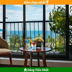- une table avec des boissons devant une fenêtre dans l'établissement Gio Bien 2 Hotel by THG, à Đà Nẵng