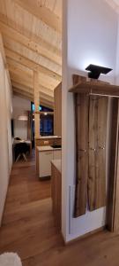 eine Küche und ein Esszimmer mit Holzdecke in der Unterkunft Hochalmbahnen Chalets Rauris 1-17 WE3, Maislaufeldweg 1q OG in Rauris