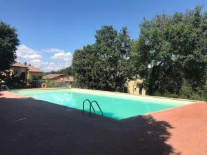 una pequeña piscina con un par de pinzas. en Cuore della Toscana en Radicondoli