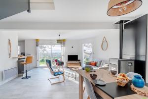 salon ze stołem i krzesłami w obiekcie Maison pour 6 à Erquy - Piscine collective w mieście Erquy
