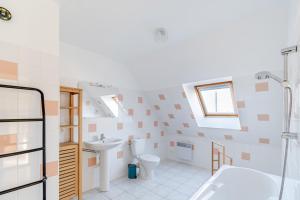 Kúpeľňa v ubytovaní Maison pour 6 à Erquy - Piscine collective