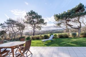 Vonkajšia záhrada v ubytovaní Maison pour 6 à Erquy - Piscine collective