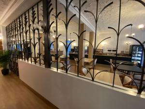 Un restaurante o sitio para comer en Hotel du Louvre