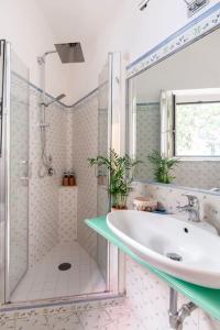 a bathroom with a sink and a shower at Bouganville Holiday House in Naples