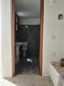 Koupelna v ubytování Looby's at Christos Leros