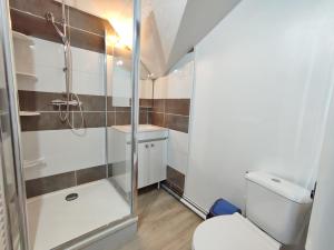 La salle de bains est pourvue d'une douche et de toilettes. dans l'établissement Résidence des Jardins, wifi, à Luchon