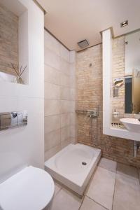 Koupelna v ubytování Afrodite Suites + 37 fotografií