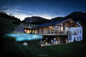 una casa en una colina con piscina en Luxury Chalet Vilaiet en Ortisei