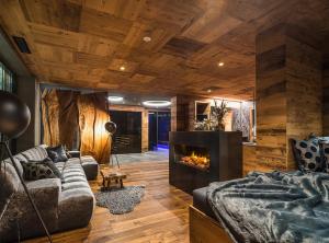 A seating area at Luxury Chalet Vilaiet