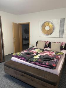 uma cama grande num quarto com em Oase der Ruhe em Waldsieversdorf