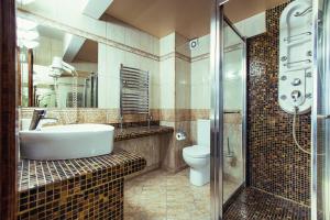 łazienka z umywalką i toaletą w obiekcie Heban Hotel w Toruniu