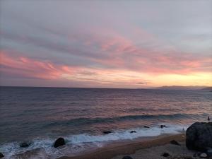 zachód słońca na plaży z oceanem w obiekcie La Rosa Dei Venti w mieście Finale Ligure