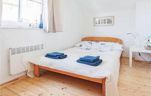 ウストカにあるAwesome Home In Ustka With 2 Bedrooms And Wifiのベッドルーム1室(青いタオル付きのベッド1台付)