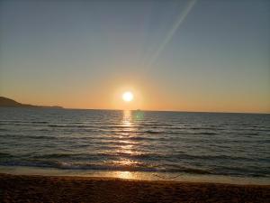 zachód słońca na plaży w obiekcie La Rosa Dei Venti w mieście Finale Ligure