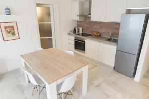 A kitchen or kitchenette at B&B Cava Rossa