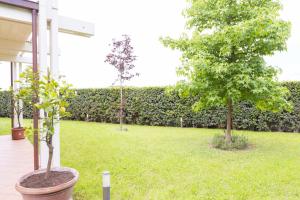 A garden outside B&B Cava Rossa
