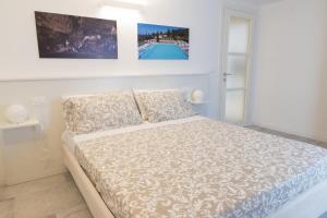 A bed or beds in a room at B&B Cava Rossa Még 37 kép