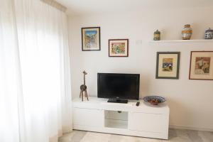 A television and/or entertainment centre at B&B Cava Rossa