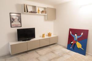 A television and/or entertainment centre at B&B Cava Rossa