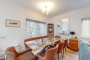 - une salle à manger avec une table et des chaises dans l'établissement Beautiful 4-bedroom house in Victoria Park, à Londres