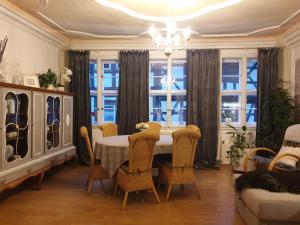 Posezení v ubytování Stillvolle Designwohnung im historischen Zentrum