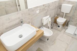A bathroom at B&B Cava Rossa