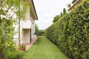 A garden outside B&B Cava Rossa