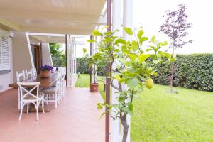 A garden outside B&B Cava Rossa