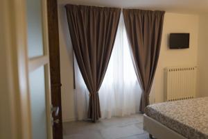 A bed or beds in a room at B&B Cava Rossa