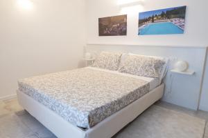 A bed or beds in a room at B&B Cava Rossa