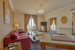 a living room with a red couch and a tv at Acropole Tunis in Tunis