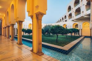 Bazén v ubytování Iberostar Waves Averroes nebo v jeho okolí