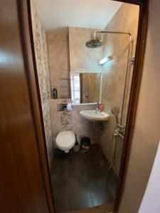 uma pequena casa de banho com WC e lavatório em Stylish apartment, very good located! em Sófia