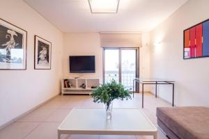 Et tv og/eller underholdning på close to the hilton with balcony