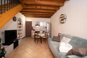 a living room with a couch and a kitchen at The Three Moons Apartment in Peschiera del Garda