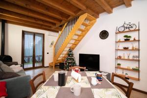 een woonkamer met een tafel en een kerstboom bij The Three Moons Apartment in Peschiera del Garda