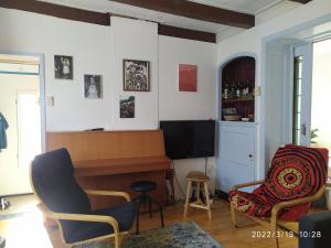 Μια τηλεόραση ή/και κέντρο ψυχαγωγίας στο The cosy little house with the sundial
