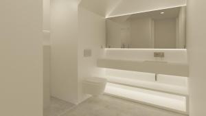 een witte badkamer met een toilet en een wastafel bij Barrocas Villas Azores in São Roque