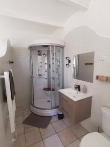 y baño con ducha y lavamanos. en Mas La belle Ambroise - Chambres d'hôtes et Gîte, en Saint-Ambroix