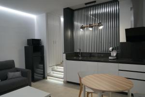 cocina y sala de estar con mesa en Apartamento Turistico Hermanos Infantes, en Estepona