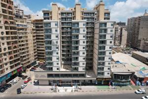Asafra Hotel Apartments في الإسكندرية: اطلالة جوية على مدينة ذات مباني طويلة
