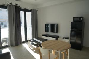 Telewizja i/lub zestaw kina domowego w obiekcie Apartamento Turistico Hermanos Infantes