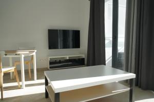 Telewizja i/lub zestaw kina domowego w obiekcie Apartamento Turistico Hermanos Infantes