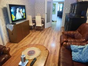 Televízia a/alebo spoločenská miestnosť v ubytovaní Apartament Mazurski