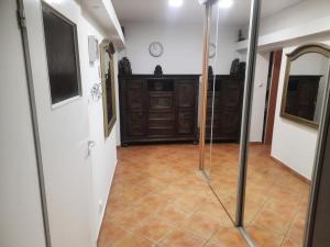 Televízia a/alebo spoločenská miestnosť v ubytovaní Apartament Mazurski