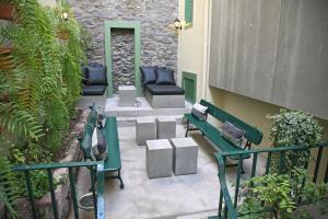 un patio avec des bancs et des chaises dans un bâtiment dans l'établissement 29 Madeira Hostel, à Funchal