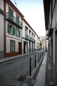 eine Kopfsteinpflasterstraße in einer Stadt mit Gebäuden in der Unterkunft 29 Madeira Hostel in Funchal