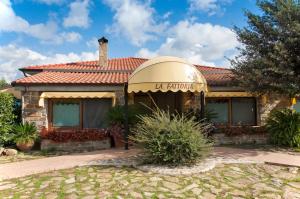 ein Haus mit einer Kuppel darüber in der Unterkunft Agriturismo La Fattoria in Ascea