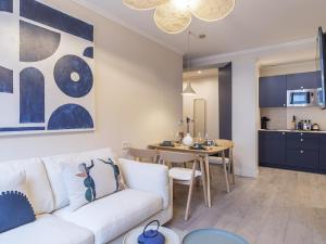 - un salon avec un canapé blanc et une table dans l'établissement The Blue Suite on Champs Elysées Avenue, à Paris